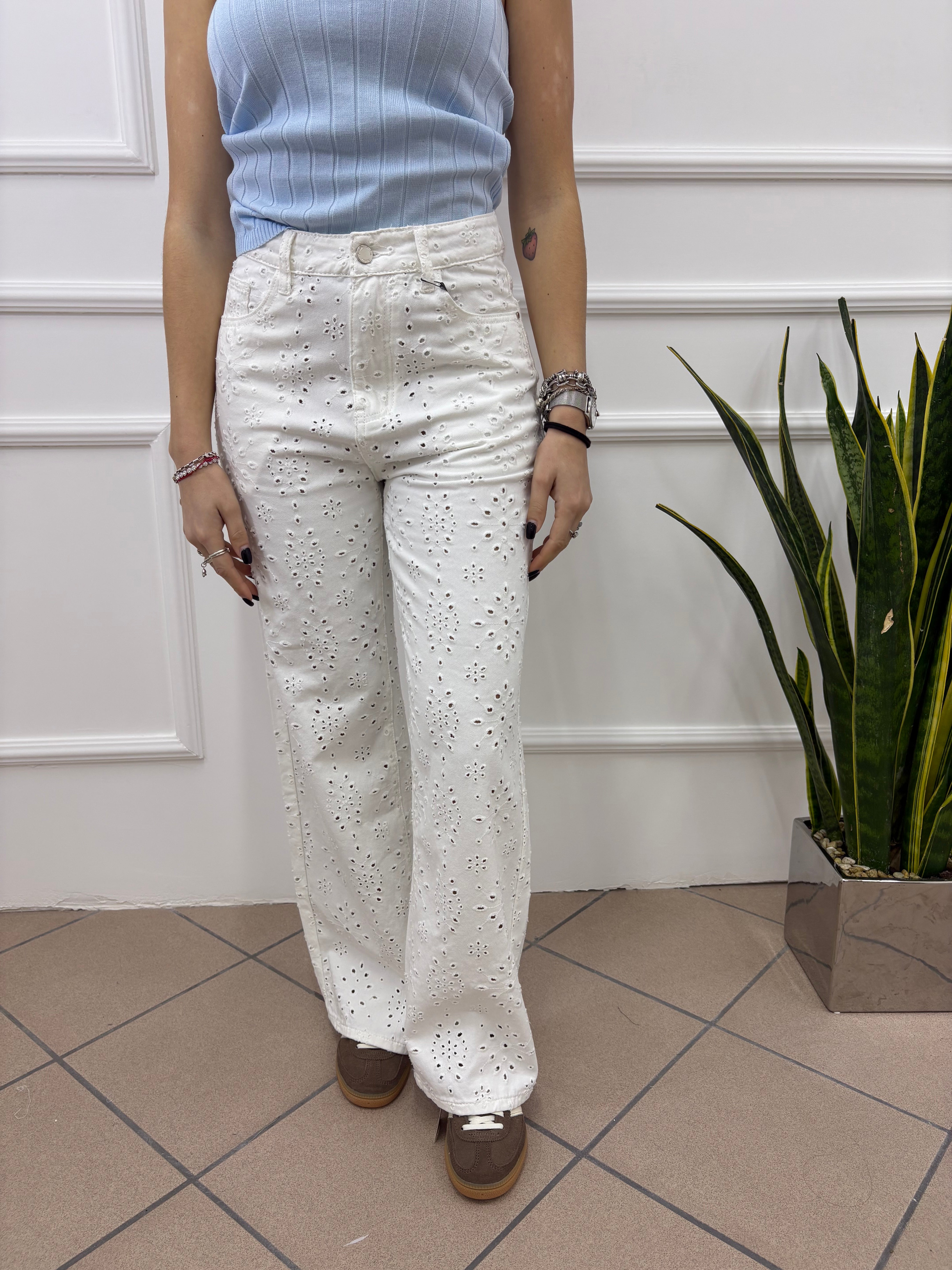 Pantalone con fori