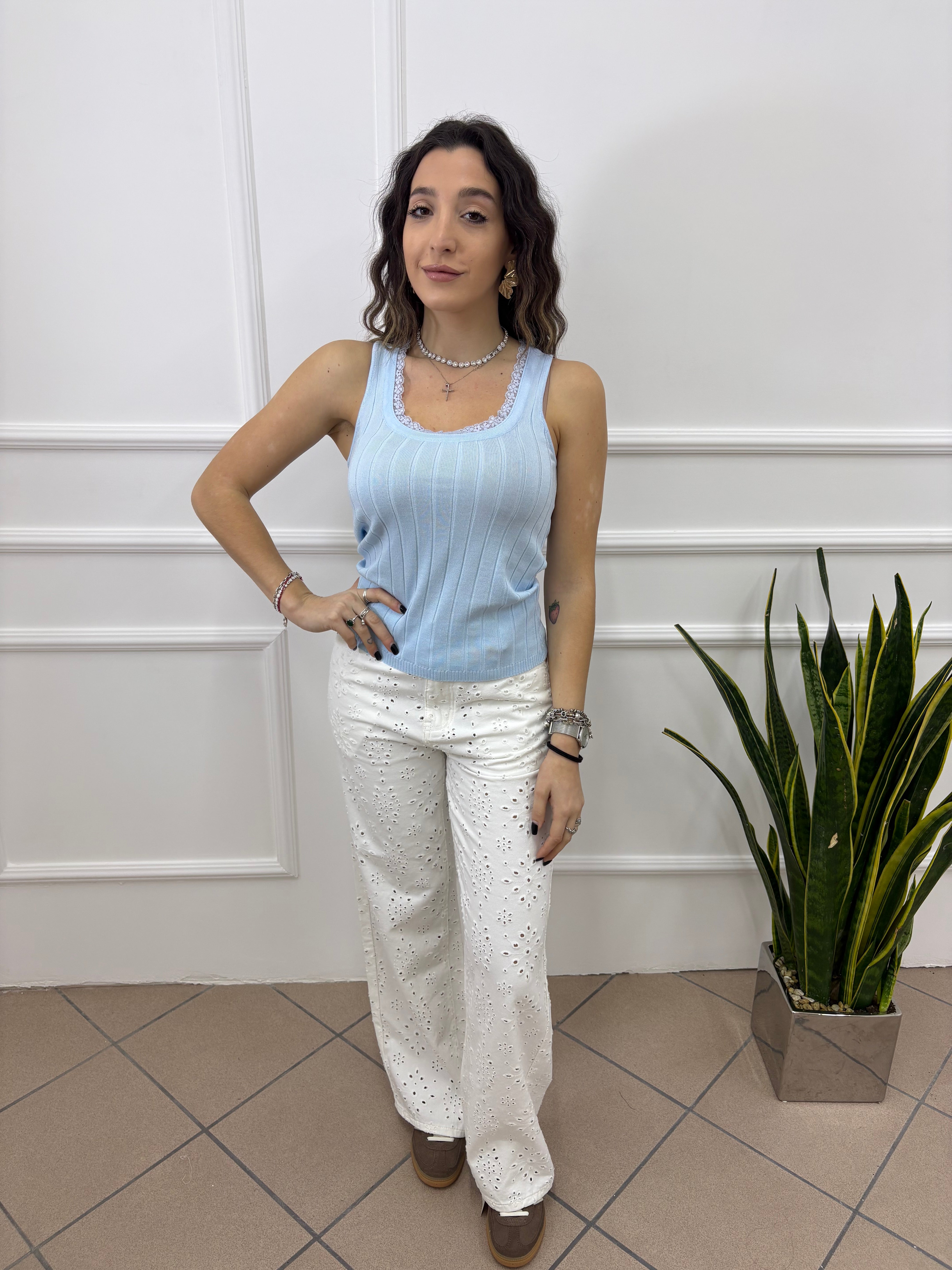 Pantalone con fori
